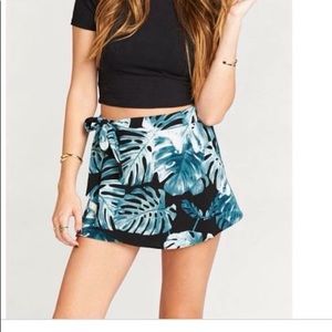 Great wrap shorts (skort) in palm print 🌴